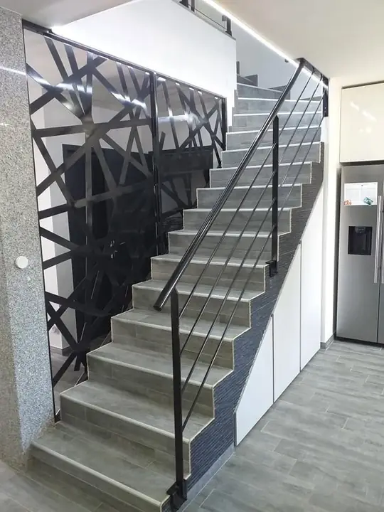 Claustra d'escalier en tôle découpée au laser à motif d'entrelacs, fabriqué par TS'METAL à Anneyron