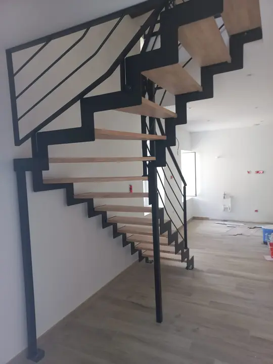 Escalier intérieur à limons crémaillère acier et marches bois, fabriqué par TS'METAL à Anneyron