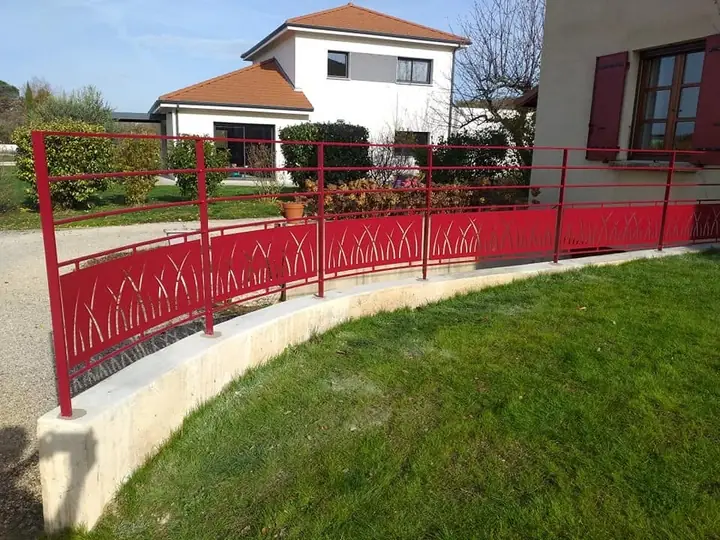 Garde-corps rouge en tôle découpée au laser à motif de graminées, fabriqué par TS'METAL à Anneyron