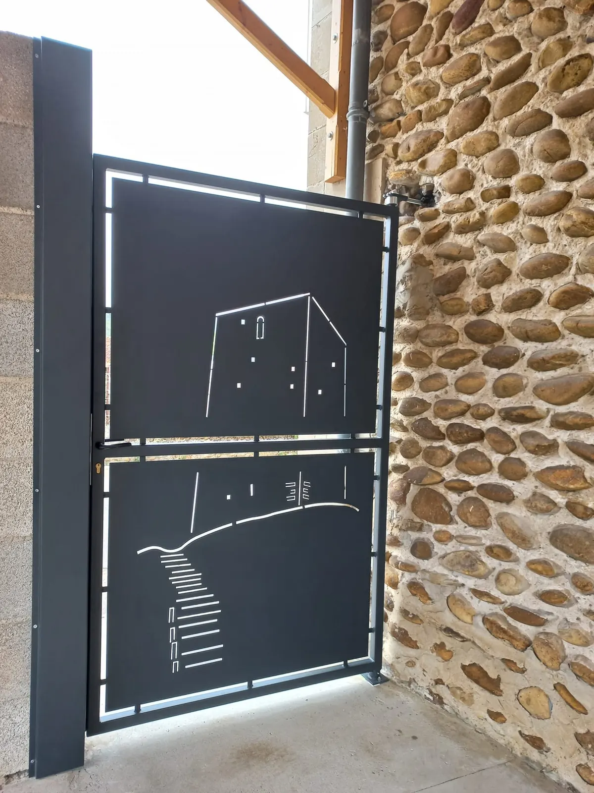 Portillon anthracite avec maison et escalier découpés au laser, fabriqué par TS'METAL à Anneyron