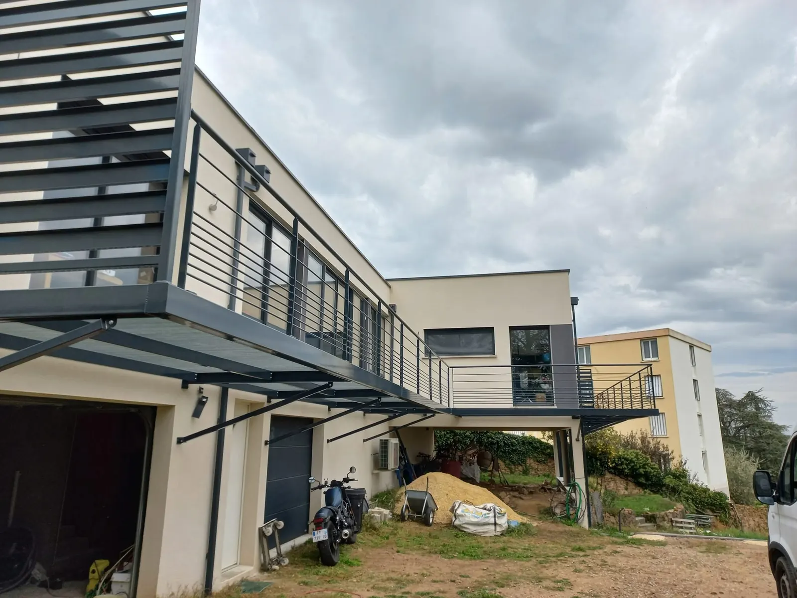 Terrasse métallique suspendue avec pergola, fabriquée par TS'METAL à Anneyron